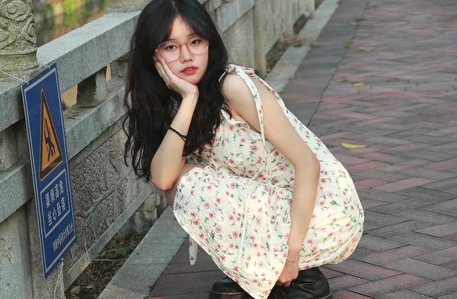 [10V+7P/148MB]高颜眼镜婊【张X婧】,乳头粉嫩,性爱流出