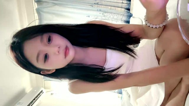 [MP4/1.3g]【懵懂萝莉】扣穴自慰